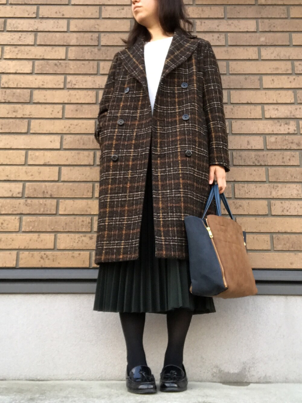 ブラウン系のジャケット/アウター、グリーン系のスカートを着用したレディースの冬コーディネートの1枚目の写真