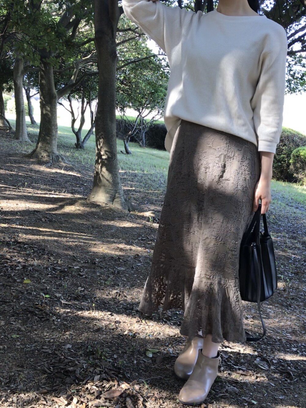 「レーススカート、ユニクロ、UNIQLO、ワッフルクルーネックＴ、グローバルワーク(GLOBAL WORK)、Te chichi TERRASSE、テチチテラス」｜「UNIQLOのアイテム（Tシャツ/カットソー、ホワイト系）」を使った、maiさん（レディース・164cm）の秋コーディネートの1枚目の写真