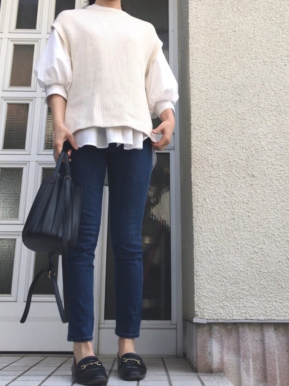 「UNIQLO、ユニクロ、Te chichi TERRASSE、テチチテラス、GU、ジーユー、Avail、しまむら、ニットベスト、白シャツ」｜「UNIQLOのアイテム（ベスト、ホワイト系）」を使った、maiさん（レディース・164cm）の秋コーディネートの1枚目の写真
