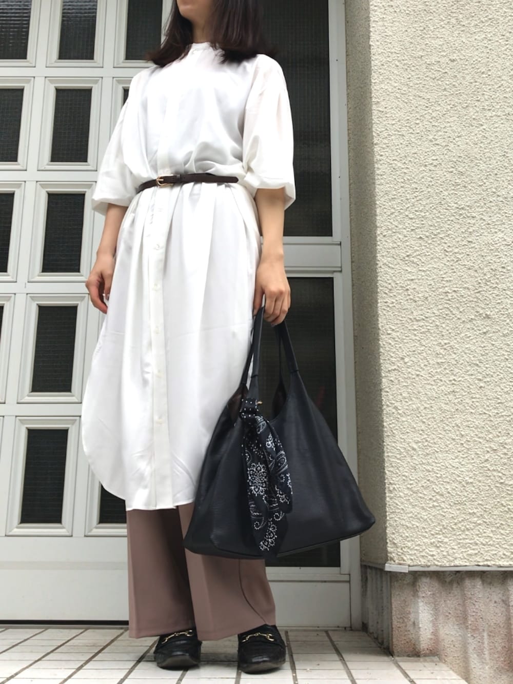 「LEPSIM、GU、シャツワンピ、カラーパンツ」｜「LEPSIMの2WAY Aラインワンピース　896506（シャツワンピース、ホワイト系）」を使った、maiさん（レディース・164cm）の秋コーディネートの1枚目の写真