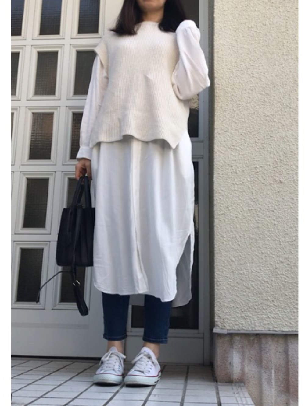 「UNIQLO、ユニクロ、LEPSIM、デニム、シャツワンピ、ニットベスト、ベスト、白シャツ、プチプラ」｜「UNIQLOのアイテム（ベスト、ホワイト系）」を使った、maiさん（レディース・164cm）の秋コーディネートの1枚目の写真