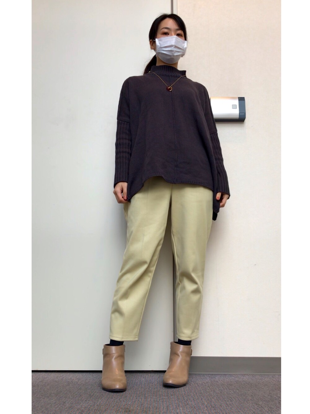 「プチプラ、Avail、グローバルワーク(GLOBAL WORK)、ポンチョ、イエロー」｜「groveのリングワントップネックレス（ネックレス、レッド系）」を使った、maiさん（レディース・164cm）の冬コーディネートの1枚目の写真