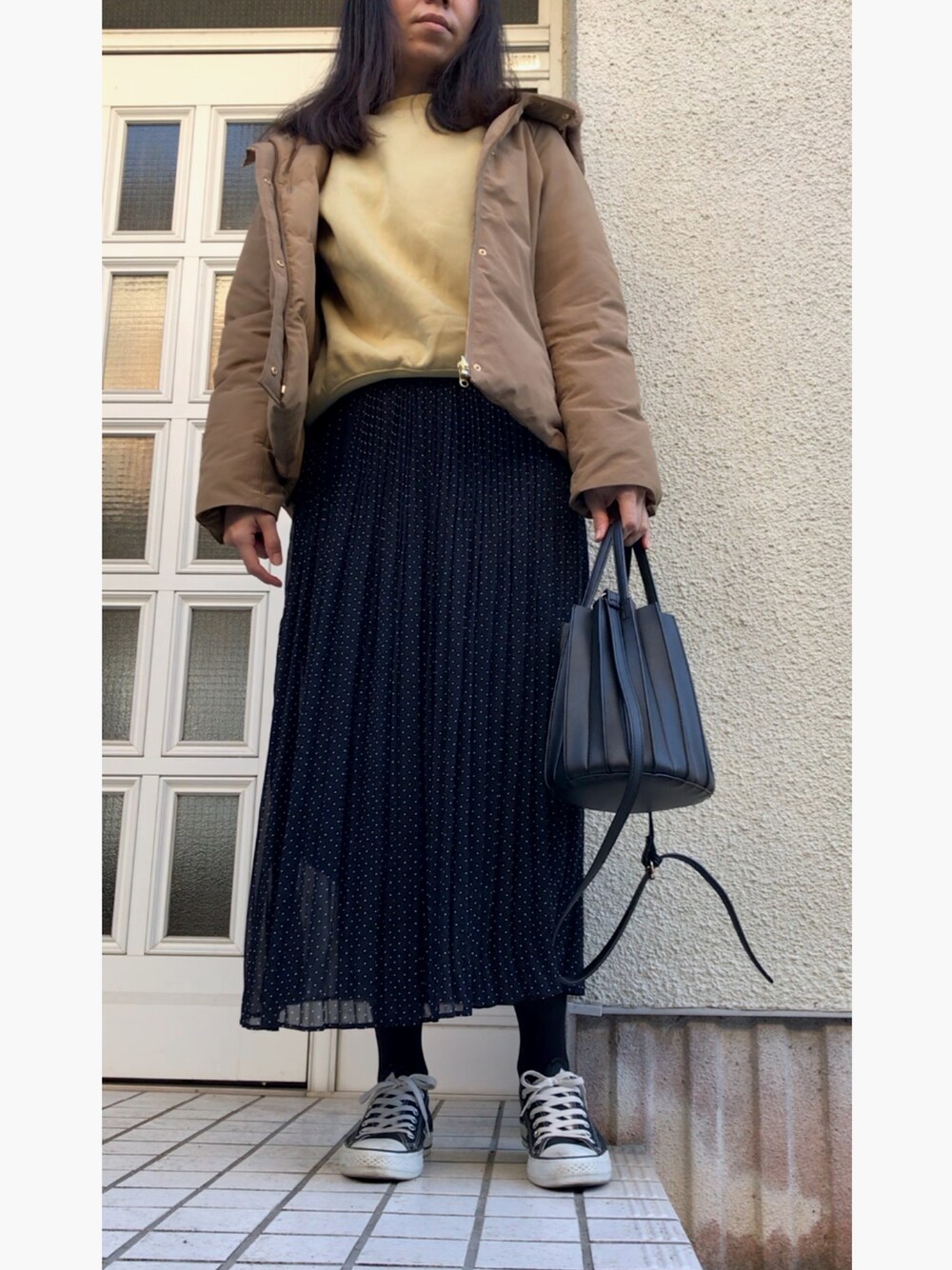 「プチプラ、プチプラコーデ、大人カジュアル、ドット、シフォン、スウェット、ダウンジャケット、UNIQLO、ユニクロ、GU」｜「GUのオーバーサイズスウェットプルオーバー（スウェット、イエロー系）」を使った、maiさん（レディース・164cm）の冬コーディネートの1枚目の写真