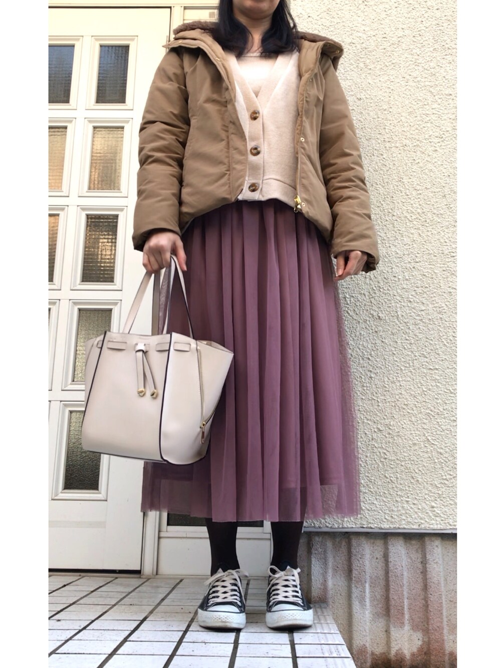 「プチプラ、大人カジュアル、大人ガーリー、Avail、コンバース、converse、チュールスカート」｜「a.v.vのアイテム（ダウンジャケット/コート、ベージュ系）」を使った、maiさん（レディース・164cm）の冬コーディネートの1枚目の写真