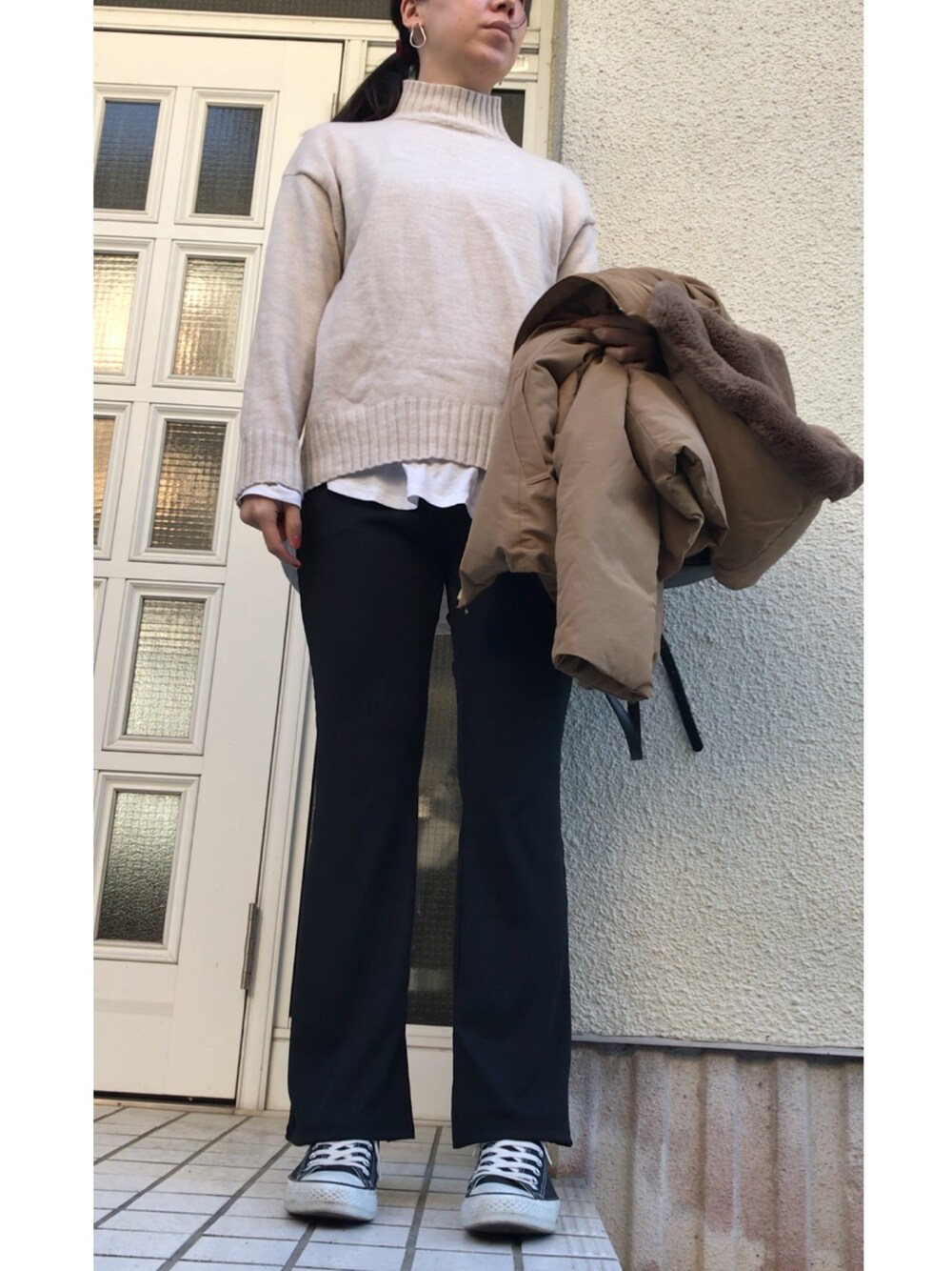 「プチプラ、大人カジュアル、GU、フレアパンツ、リラックススタイル、タートルネック」｜「GUのアイテム（パンツ、ブラック系）」を使った、maiさん（レディース・164cm）の冬コーディネートの1枚目の写真