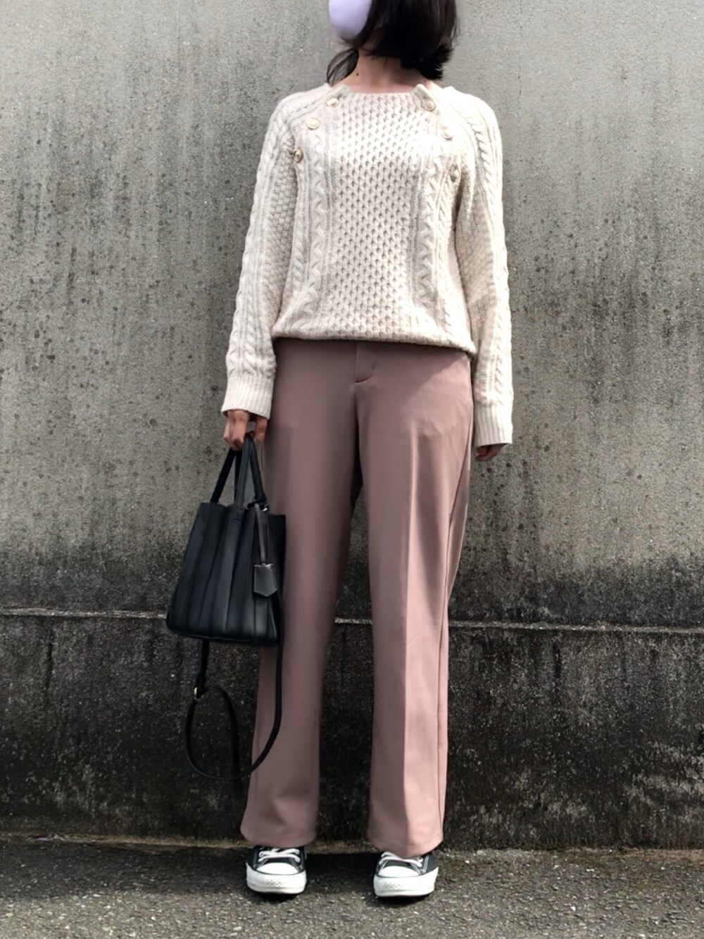 「プチプラ、ニット、カラーパンツ、くすみピンク、ピンク、スニーカー、GU、grove、Te chichi TERRASSE、コンバース」｜「groveのアイテム（ニット/セーター、ベージュ系）」を使った、maiさん（レディース・164cm）の春コーディネートの1枚目の写真
