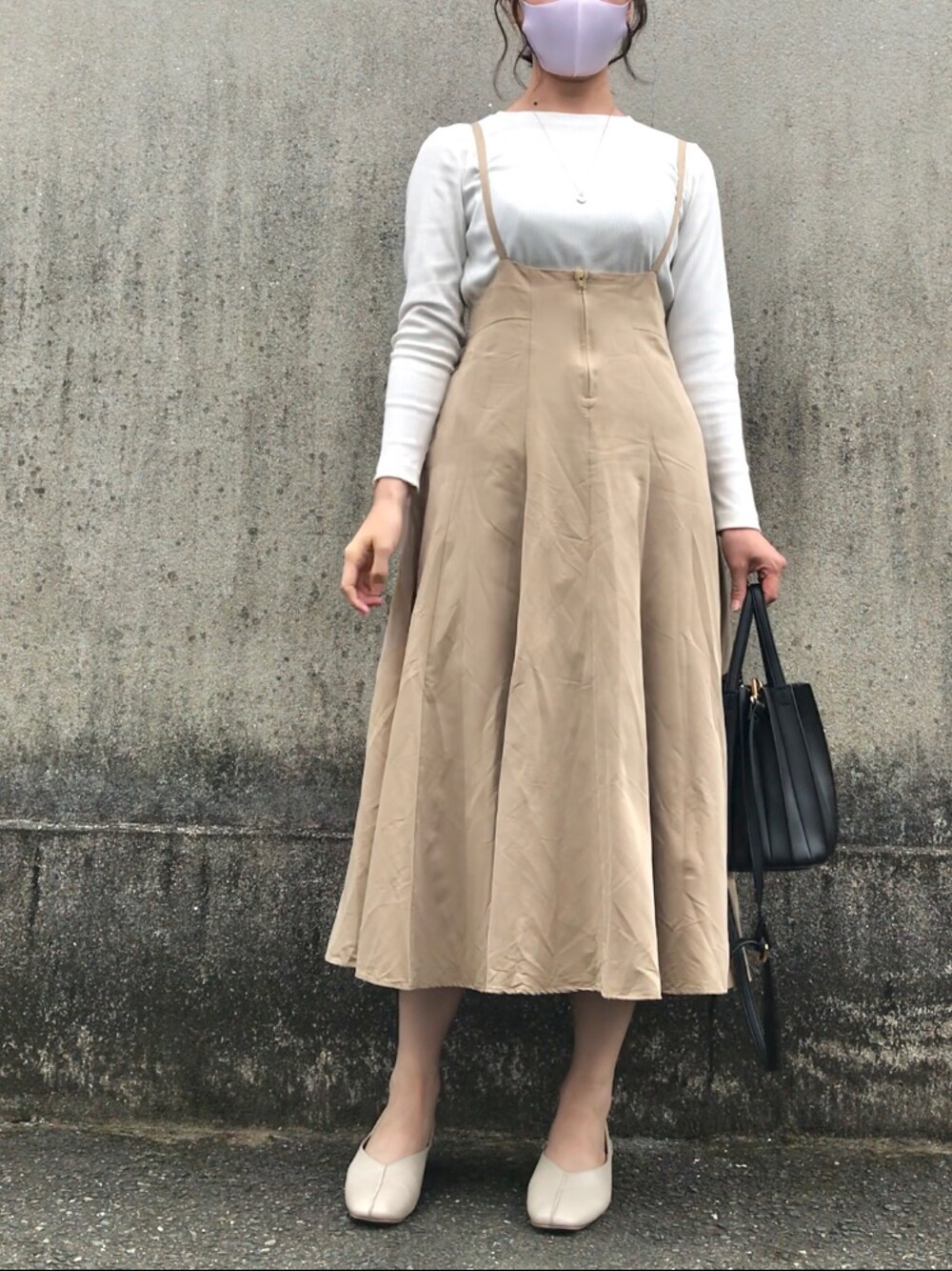 「プチプラ、プチプラコーデ、UNIQLO、ユニクロ、Techichi TERRASSE、ベージュ、サロペットスカート、着痩せコーデ、大人カジュアル、大人ガーリー」｜「Te chichi TERRASSEのサス付フレアロングスカート（スカート、ベージュ系）」を使った、maiさん（レディース・164cm）の春コーディネートの1枚目の写真