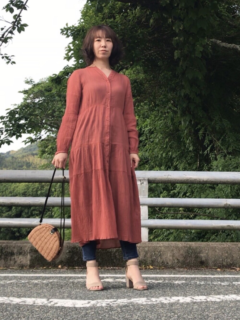 「プチプラ、プチプラコーデ、しまむら、GU、UNIQLO、ユニクロ、Te chichi(Te chichi)、ワンピース、スキニーデニム、かごバッグ」｜「Te chichiのシアー楊柳ティアードワンピース（ワンピース、ブラウン系）」を使った、maiさん（レディース・164cm）の春コーディネートの1枚目の写真