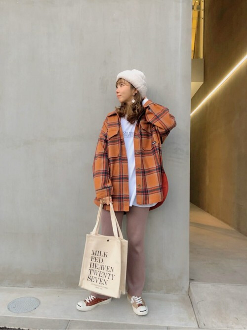 オレンジ系のブルゾン、ホワイト系のTシャツ/カットソー、ピンク系のその他パンツを着用したレディースの冬コーディネートの1枚目の写真