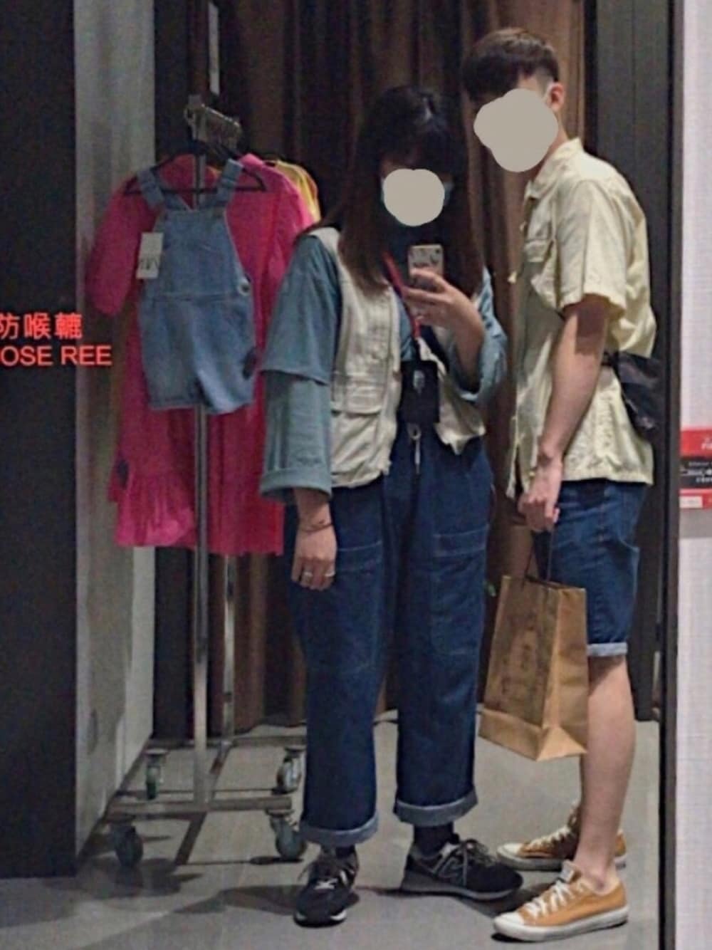 ブラック系のスニーカー、ブラック系の財布を着用したメンズの夏コーディネートの1枚目の写真