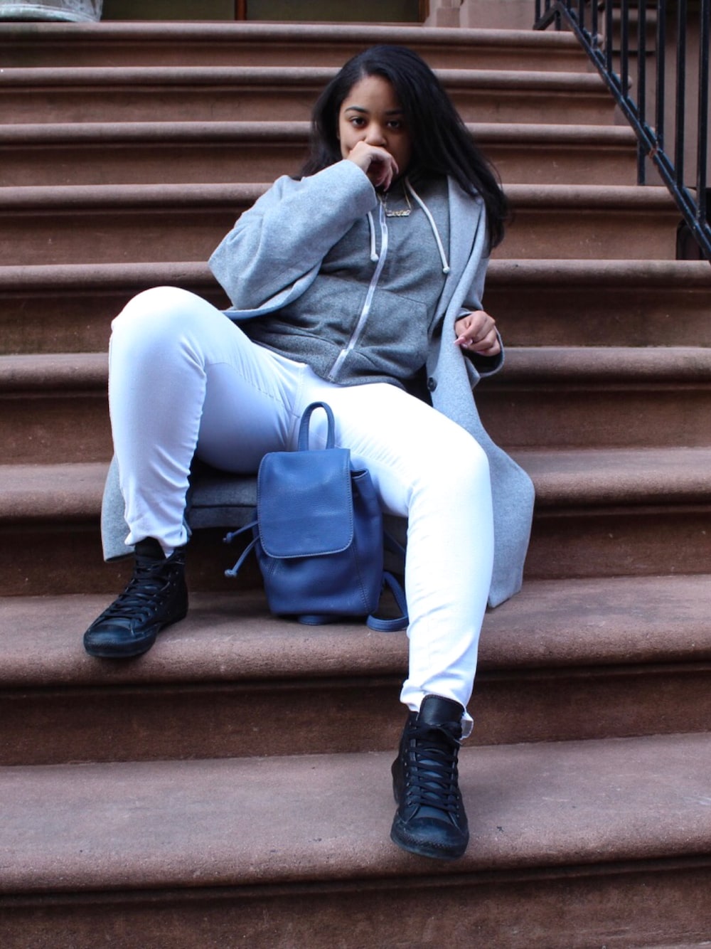 「newyork、cold、cold weather、winter、RELAX、SOHO、outfit、gray、coat、black converse」｜「COACHのアイテム（バックパック/リュック、ブルー系）」を使った、Cielo Quiricoさん（レディース・168cm）の夏コーディネートの1枚目の写真