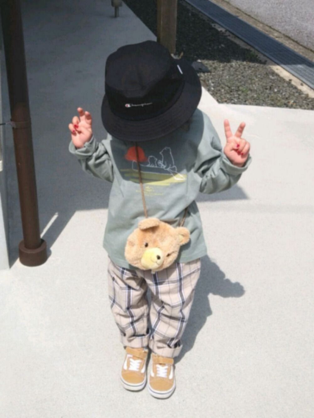 「春コーデ、くまさんのカバン、シェフパンツ、バケットハット、ビッグシルエット、グリーン」｜「Championの【ROPE' PICNIC KIDS】【Champion別注】タイプライターバケットハット（ハット、ブラック系）」を使った、non＊さん（キッズ・100cm）の春コーディネートの1枚目の写真