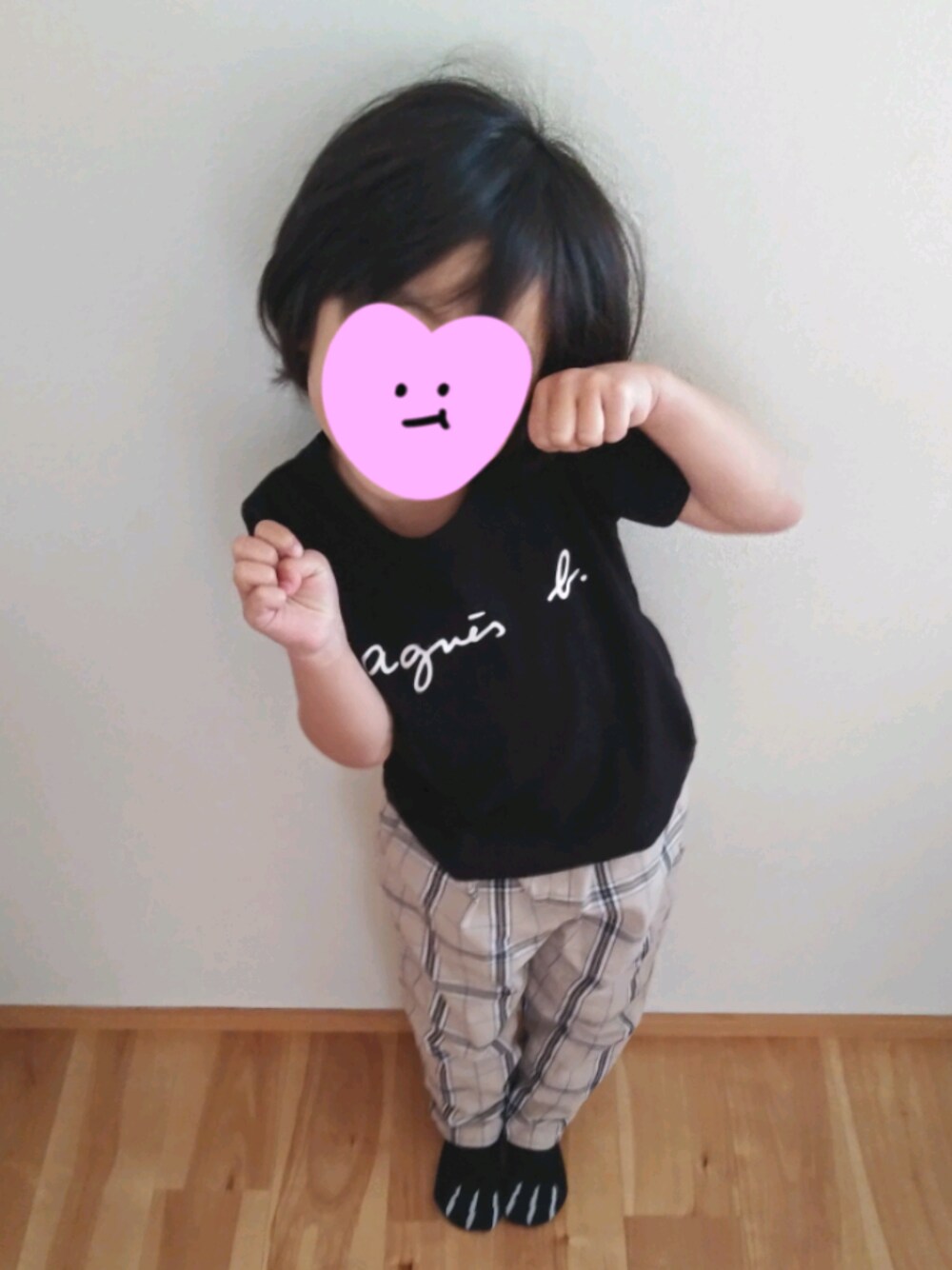 「キッズファッション、ネコ、ねこくつした」｜「agnes b.のS137 E TS キッズ ロゴTシャツ（Tシャツ/カットソー、ブラック系）」を使った、non＊さん（キッズ・100cm）の春コーディネートの1枚目の写真