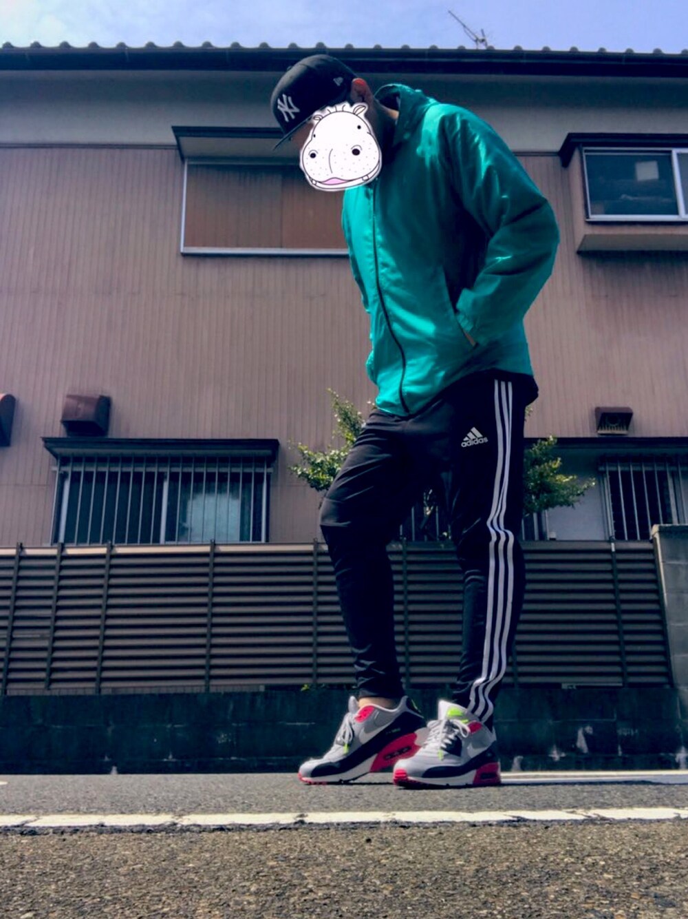 「adidasの3ストライプス パンツ [3 STRIPES PANTS] アディダスオリジナルス（スウェットパンツ、ブラック系）」を使った、カバさん（メンズ・182cm）の春コーディネートの1枚目の写真
