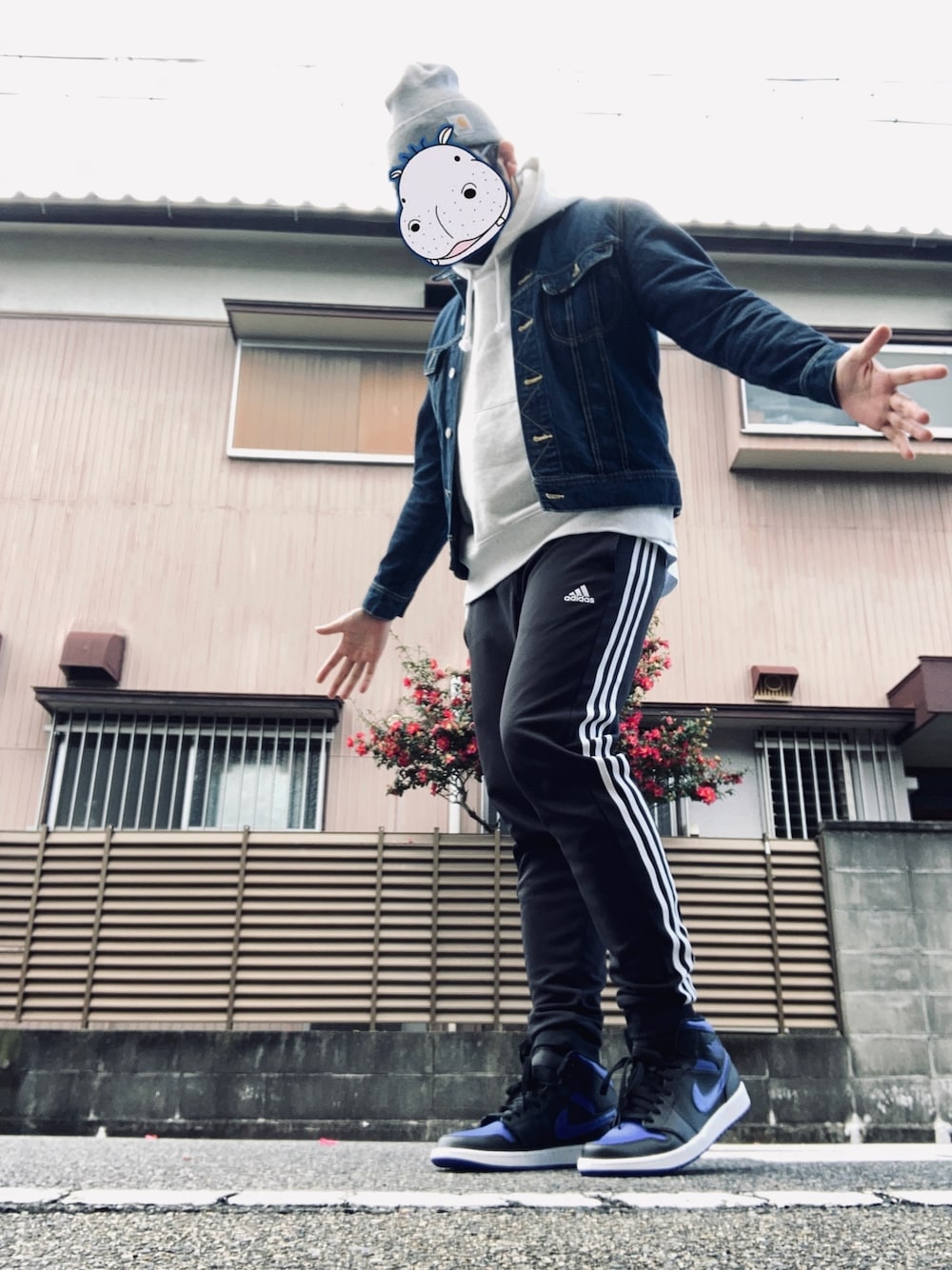 「エアジョーダン1」｜「Carharttのアイテム（ニットキャップ/ビーニー、グレー系）」を使った、カバさん（メンズ・182cm）の冬コーディネートの1枚目の写真
