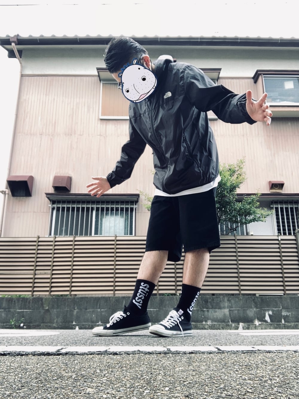 ブラック系のスニーカー、ブラック系のその他パンツ、ホワイト系のTシャツ/カットソーを着用したメンズの春コーディネートの1枚目の写真