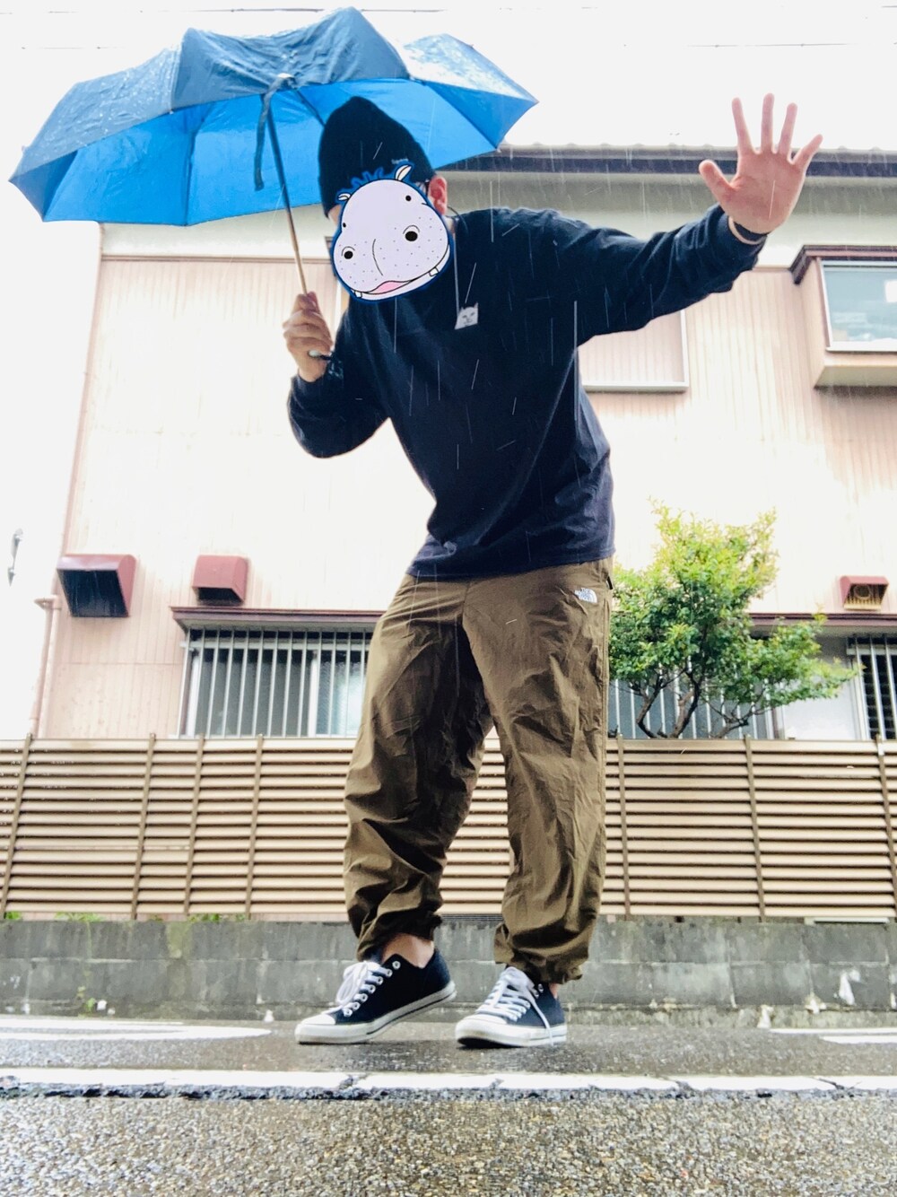 「THE NORTH FACEのアイテム（その他パンツ、グリーン系）」を使った、カバさん（メンズ・182cm）の春コーディネートの1枚目の写真