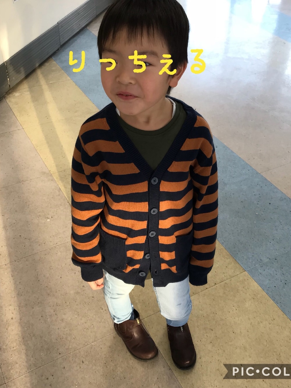 「キッズコーデ、デニムパンツ、カジュアルコーデ、カーディガン、ブーツ、男の子、5歳」｜「H&Mのアイテム（Tシャツ/カットソー、グリーン系）」を使った、®︎into!!さん（キッズ・100cm）の冬コーディネートの1枚目の写真