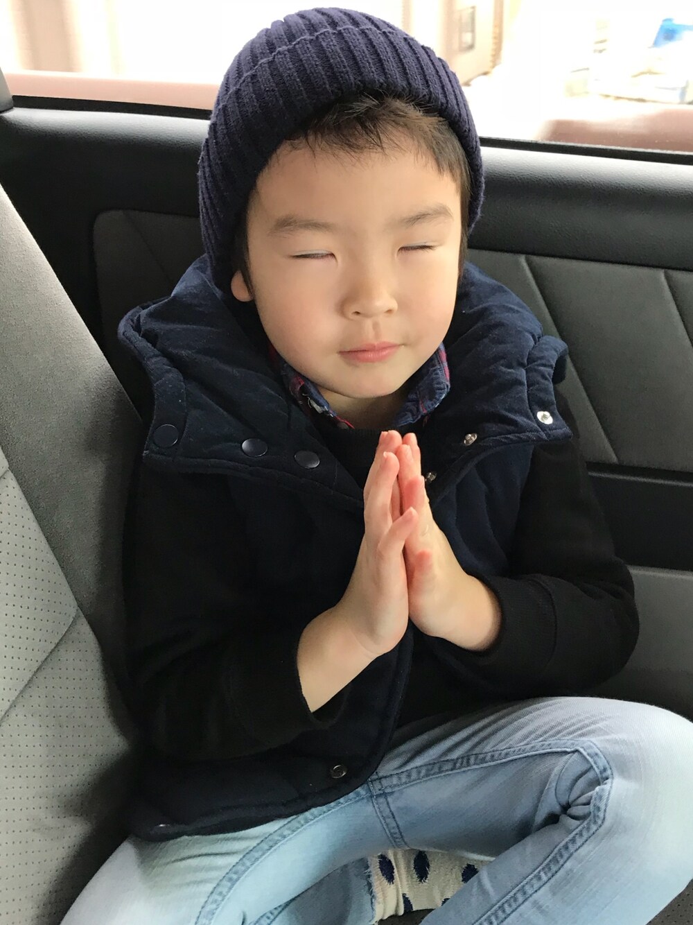 「男の子コーデ、プチプラコーデ、5歳、キッズコーデ、ダウンベスト、重ね着」｜「SmoothyのSmoothy Color Knitcap / スムージー カラーニットキャップ（ニットキャップ/ビーニー、ブラック系）」を使った、®︎into!!さん（キッズ・80cm）の冬コーディネートの1枚目の写真