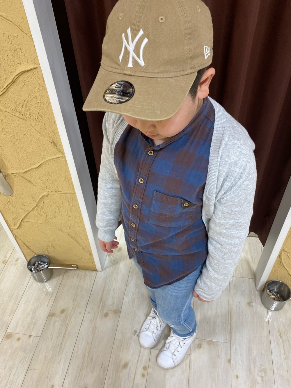 「キッズコーデ、春コーデ、チェックシャツ」｜「NEW ERAのWEB限定 NEW ERA/ニューエラ KIDS 920 刺繍CAP（キャップ、ベージュ系）」を使った、®︎into!!さん（キッズ・120cm）の春コーディネートの1枚目の写真