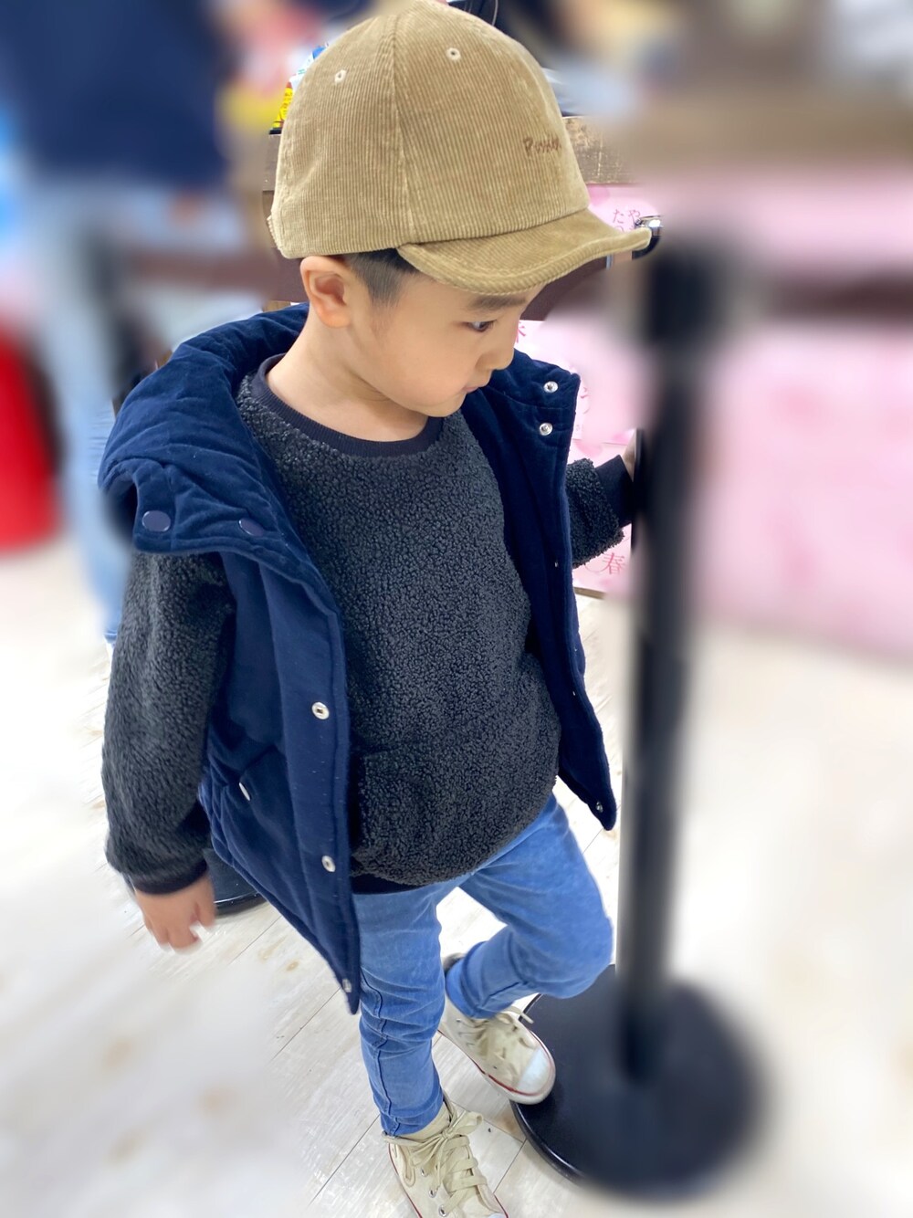 「キッズコーデ、コンバース、ダウンベスト、4歳」｜「GLOBAL WORKの【キッズ】コーデュロイチビツバCAP/855202（キャップ、ベージュ系）」を使った、®︎into!!さん（キッズ・100cm）の春コーディネートの1枚目の写真