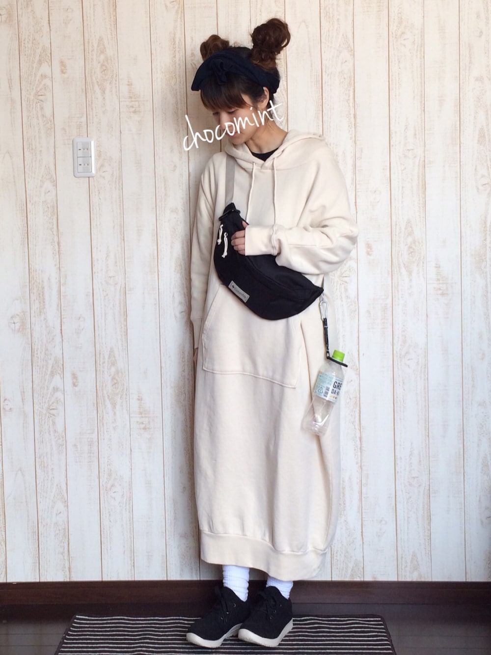 ホワイト系のワンピース、ブラック系のボディバッグ/ウエストポーチ、ブラック系のスニーカーを着用したレディースの冬コーディネートの1枚目の写真