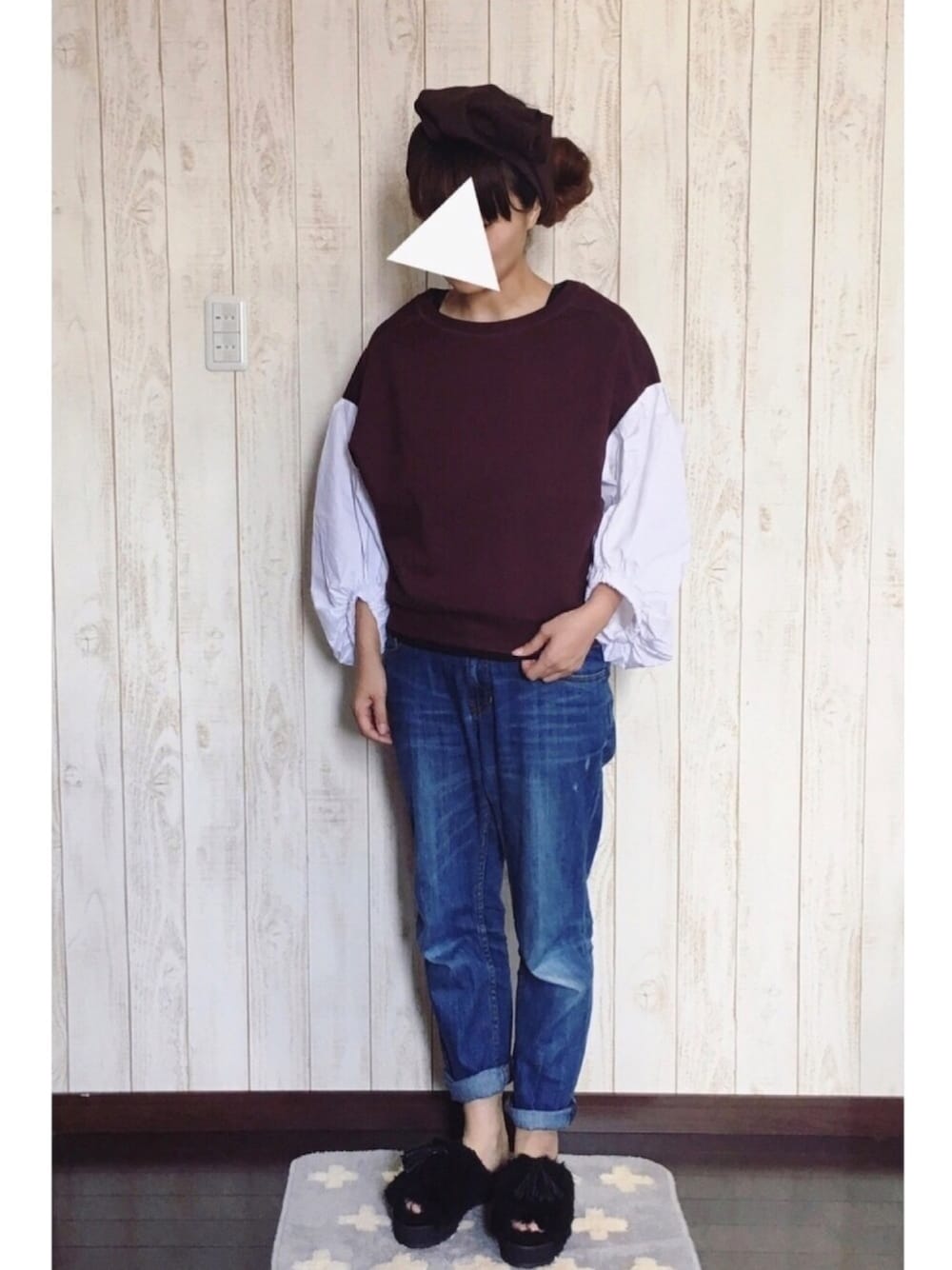 レッド系のTシャツ/カットソー、ブルー系のデニムパンツ、ブラック系のサンダルを着用したレディースの秋コーディネートの1枚目の写真