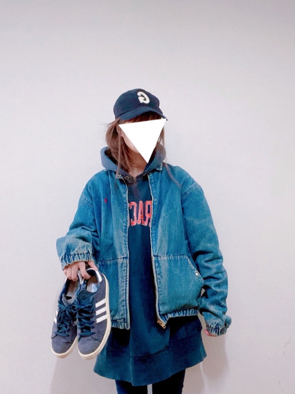 「キャップ、ロゴスウェット、パーカーワンピース、デニムジャケット、ストリート、古着MIX、ママコーデ、Ralph Lauren、年末WEAR感謝祭、メンズライク」｜「BEAMS BOYのCableami×BEAMS BOY / ファー ヘアバンド 16AW（ヘアバンド、ブルー系）」を使った、chocomintさん（レディース・154cm）の冬コーディネートの1枚目の写真