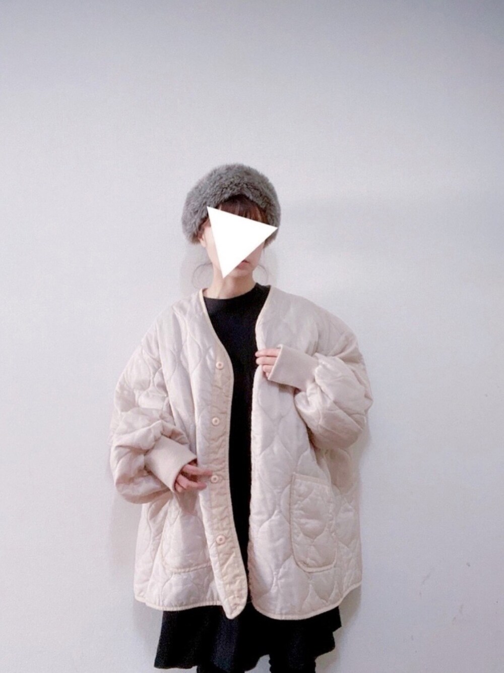 「年末WEAR感謝祭、もこもこ、キルティングコート、ノーカラーコート、monmimi、韓国ファッション、ビッグシルエット、オトナカジュアル、モノトーンコーデ、ママコーデ」｜「BEAMS BOYのCableami×BEAMS BOY / ファー ヘアバンド 16AW（ヘアバンド、ブルー系）」を使った、chocomintさん（レディース・154cm）の冬コーディネートの1枚目の写真