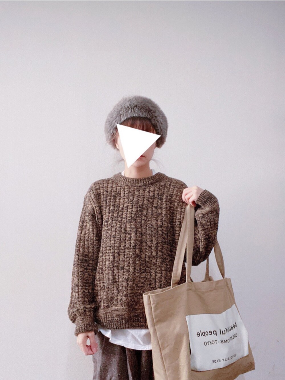 「もこもこ、ニット、ワイドパンツ、パンツスタイル、トートバッグ、年末WEAR感謝祭、ママコーデ、ラクチンコーデ、秋冬コーデ、ブラウンコーデ」｜「BEAMS BOYのCableami×BEAMS BOY / ファー ヘアバンド 16AW（ヘアバンド、ブルー系）」を使った、chocomintさん（レディース・154cm）の冬コーディネートの1枚目の写真