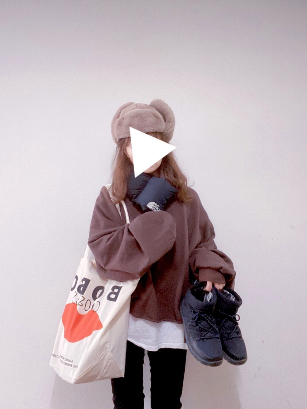 「スウェット、黒スキニー、トートバッグ、マフラー、THE NORTH FACE、ショートブーツ、ママコーデ、親子コーデ、レイヤードスタイル、パイロットキャップ」｜「14+のフェイクファーアビエーター（キャップ、ブラウン系）」を使った、chocomintさん（レディース・154cm）の冬コーディネートの1枚目の写真