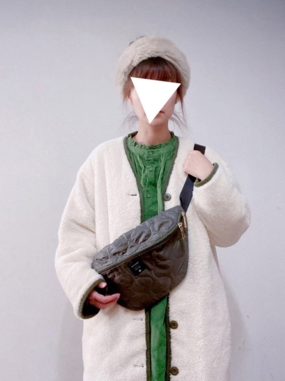 グリーン系のワンピース、グリーン系のボディバッグ/ウエストポーチ、グリーン系のジャケット/アウターを着用したレディースの冬コーディネートの1枚目の写真