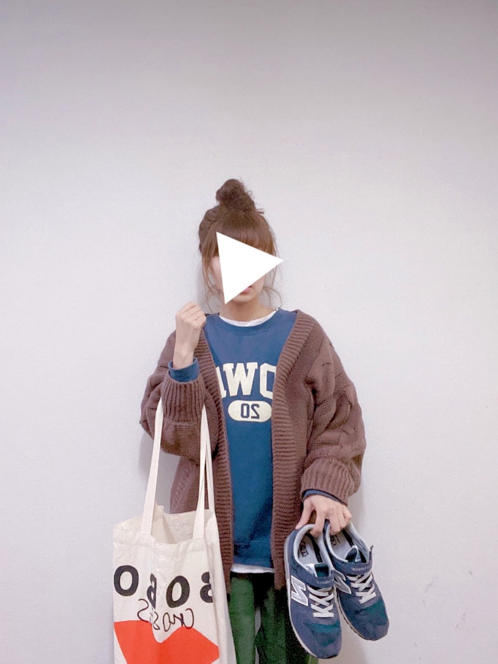 ブラウン系のカーディガン/ボレロ、ブルー系のスウェット、ホワイト系のTシャツ/カットソーを着用したレディースの冬コーディネートの1枚目の写真