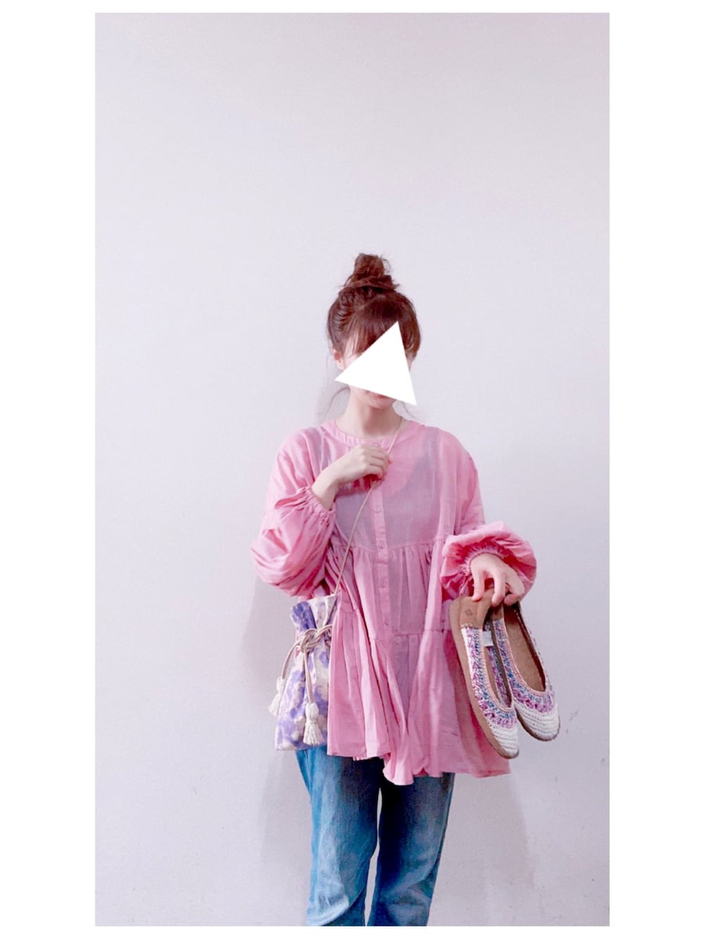 ピンク系のシャツ/ブラウス、パープル系のハンドバッグ、ブルー系のデニムパンツを着用したレディースの夏コーディネートの1枚目の写真