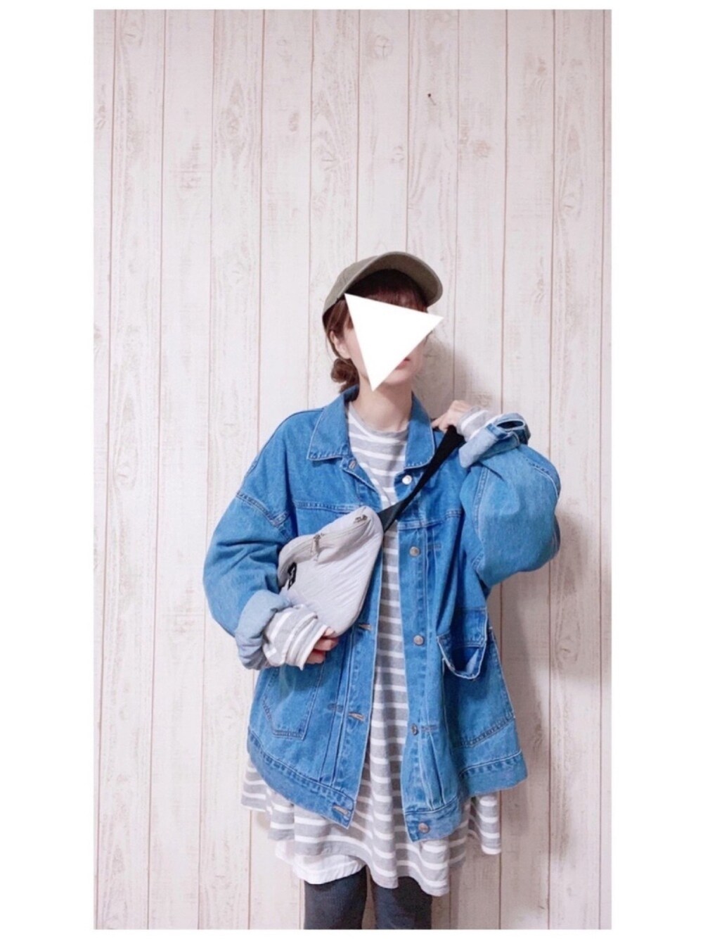 「ビッグシルエット、デニムジャケット、レイヤードスタイル、レギンス、韓国ファッション、ボディバッグ、キャップ、秋のマイ旬スタイル、ママコーデ、カジュアルコーデ」｜「CarharttのCarhartt(カーハート) / ODESSA ウォッシュド コットン ツイル キャップ CAP（キャップ、グリーン系）」を使った、chocomintさん（レディース・154cm）の秋コーディネートの1枚目の写真