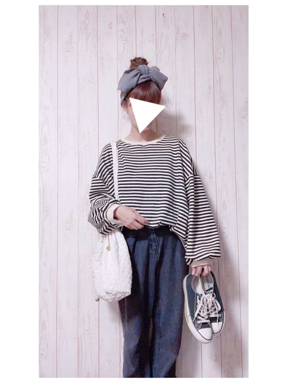ブラック系のTシャツ/カットソー、ベージュ系のデニムパンツ、ホワイト系のトートバッグを着用したレディースの秋コーディネートの1枚目の写真