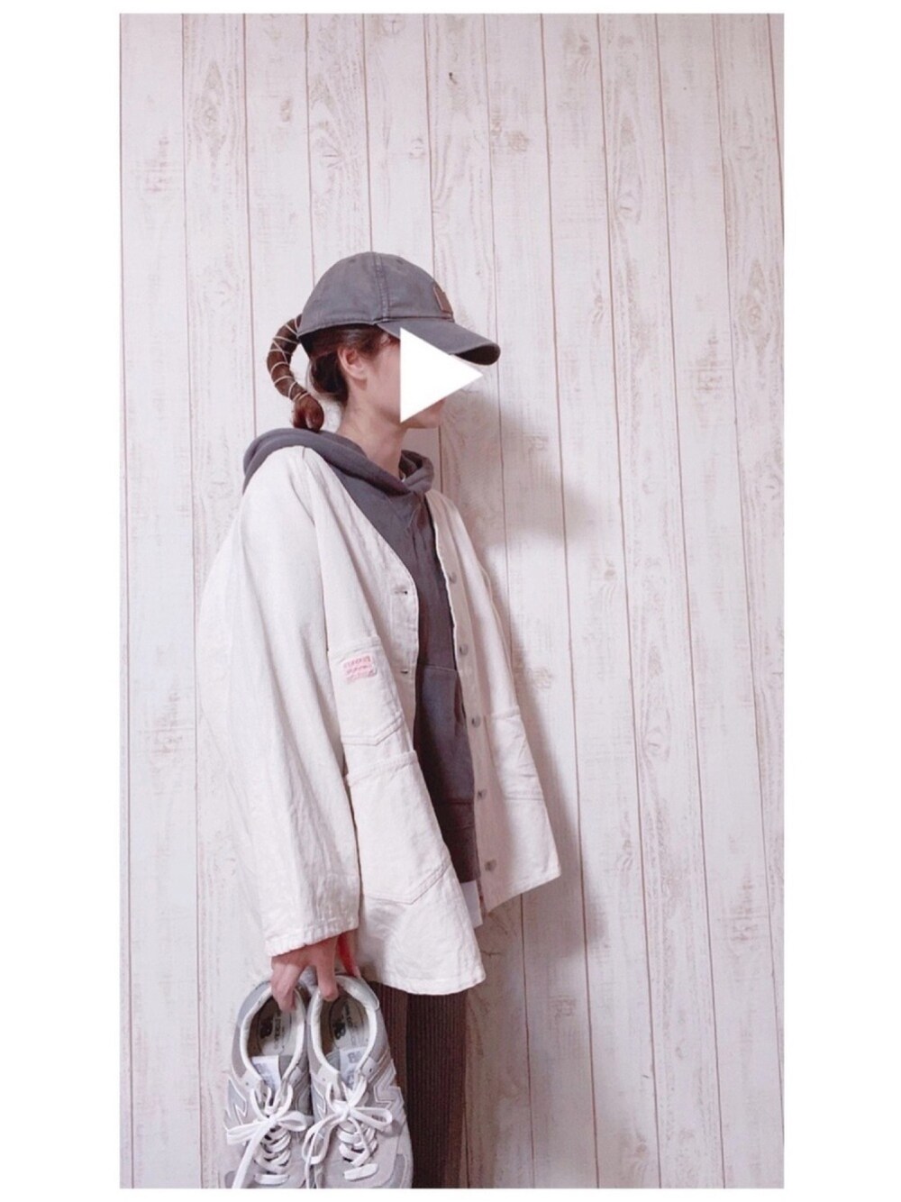 「レイヤードスタイル、パーカー、リブパンツ、ストリート、ストカジ、ニューバランス、スニーカー、ワントーンコーデ、ママコーデ、ビッグシルエット」｜「Carharttのcarhartt カーハート キャップ ストラップバック Odessa Cap ウォッシュ加工（キャップ、ブラック系）」を使った、chocomintさん（レディース・154cm）の秋コーディネートの1枚目の写真