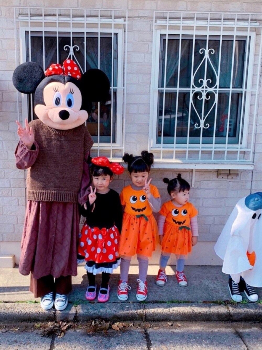 「wearhalloween2020、ハロウィン、ニットベスト、ブラウン、ワイドパンツ、リブパンツ、レイヤードスタイル、秋コーデ、ママコーデ、リンクコーデ」｜「niko and...のペーパー風リボンベスト（ベスト、ブラウン系）」を使った、chocomintさん（レディース・154cm）の秋コーディネートの1枚目の写真