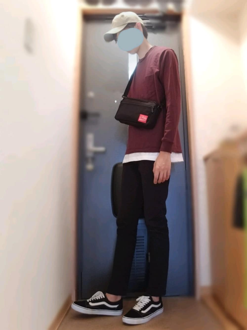 ホワイト系のタンクトップ、パープル系のTシャツ/カットソー、ブラック系のショルダーバッグを着用したメンズの春コーディネートの1枚目の写真