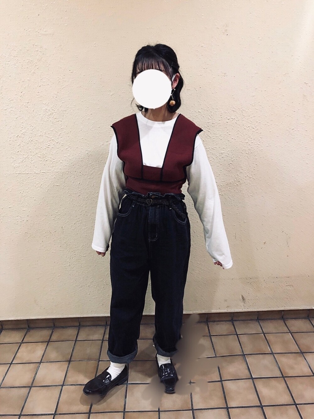 「シンプル、秋のコーデ、休日スタイル、ゆるコーデ、デニム、大人コーデ、低身長、ビスチェ、着回しコーデ、ラクチンコーデ」｜「classicalelfのアイテム（デニムパンツ、ブラック系）」を使った、𝙼𝚒𝚘𝚗𝚊𝚗𝚘さん（レディース・154cm）の秋コーディネートの1枚目の写真