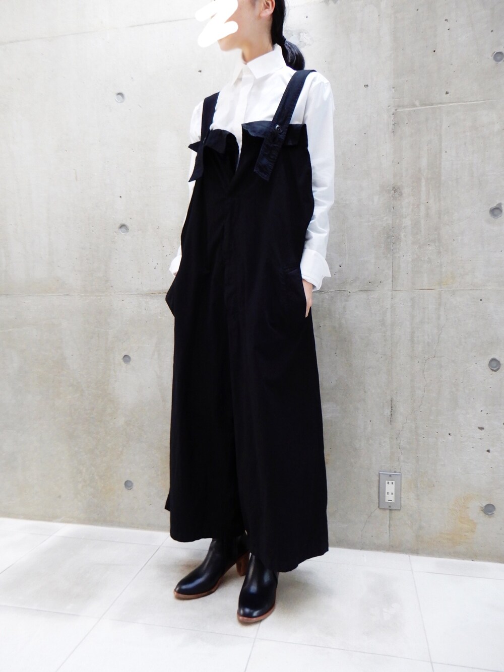 「yohjiyamamoto、ys、モード、Y-3、ブラック、白シャツ、春」｜「Y'sのアイテム（つなぎ/オールインワン、ブラック系）」を使った、lacienega赤羽さん（レディース・163cm）の春コーディネートの1枚目の写真