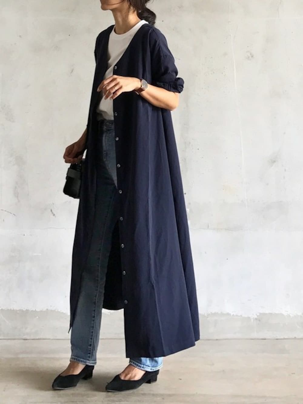 「デニム、大人カジュアル、２ＷＡＹ、ネイビーコーデ、デニムコーデ、ガウンコーデ、Emmataylor、stylebar」｜「Emma Taylorの【STYLEBAR】2WAYガウンドレス（シャツワンピース、ブルー系）」を使った、STYLEDOORさん（レディース・160cm）の秋コーディネートの1枚目の写真