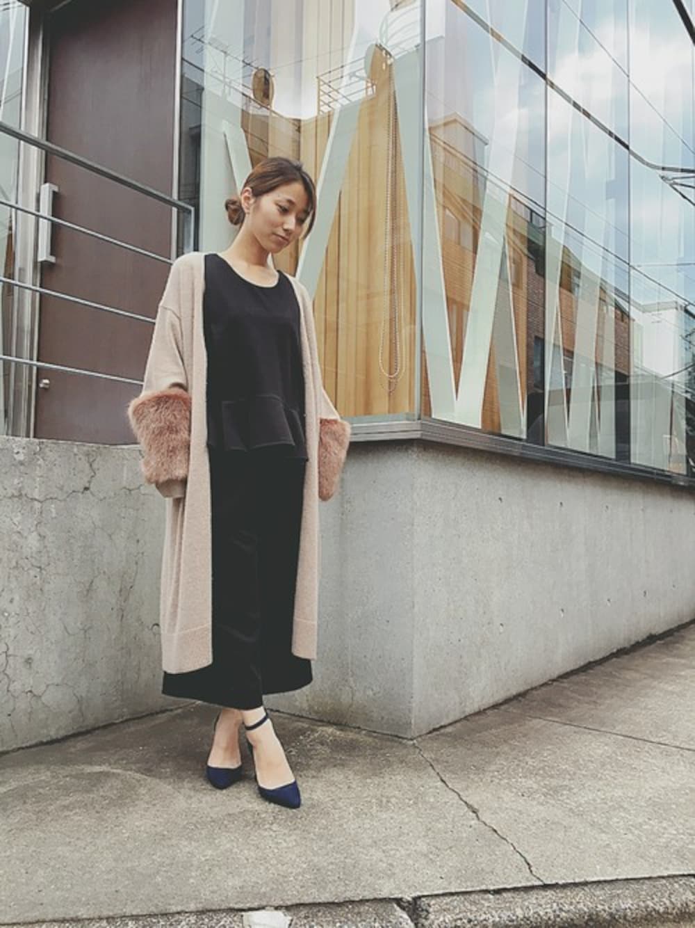 「ファー、ニット、セットアップ、ワイドパンツ、ロングカーディガン、オケージョン、セットアップスタイル、ファースリーブ」｜「Emma Taylorの【STYLEBAR】ファースリーブニットカーディガン（カーディガン/ボレロ、ベージュ系）」を使った、STYLEDOORさん（レディース・158cm）の秋コーディネートの1枚目の写真