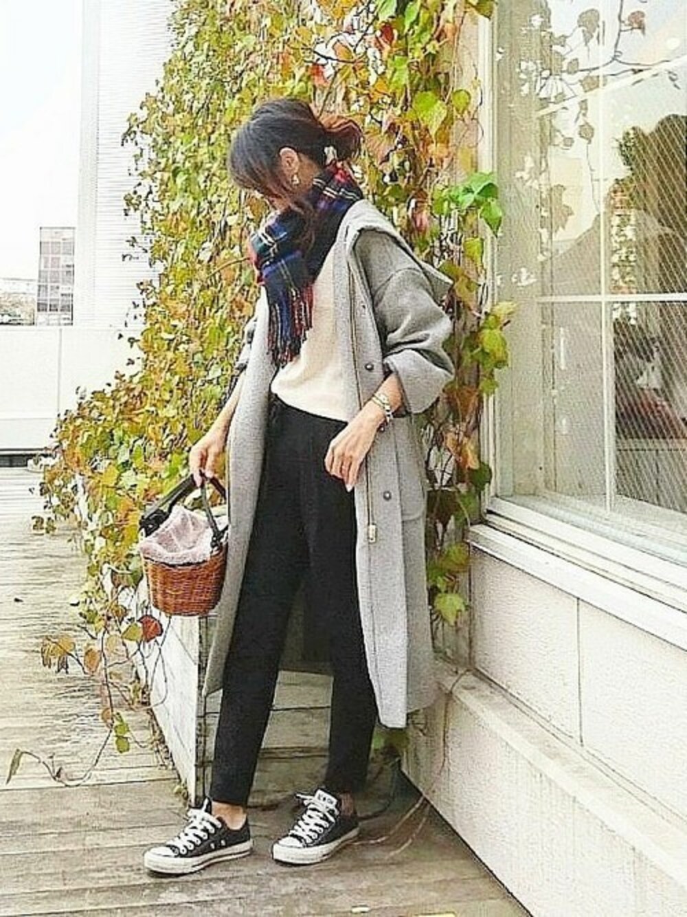 グレー系のその他アウターを着用したレディースの冬コーディネートの1枚目の写真