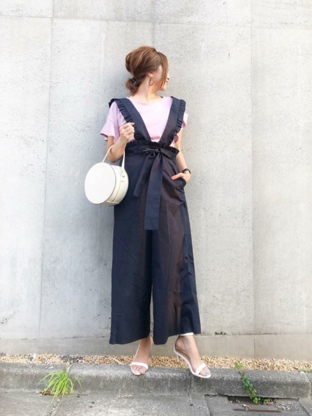 「サロペット、リボン、フリル、きれいめカジュアル、パンツスタイル、ママコーデ、オトナカジュアル、Emmataylor、stylebar」｜「Emma Taylorの【STYLEBAR】フリルストラップコットンパンツ（サロペット/オーバーオール、ブルー系）」を使った、STYLEDOORさん（レディース・162cm）の夏コーディネートの1枚目の写真