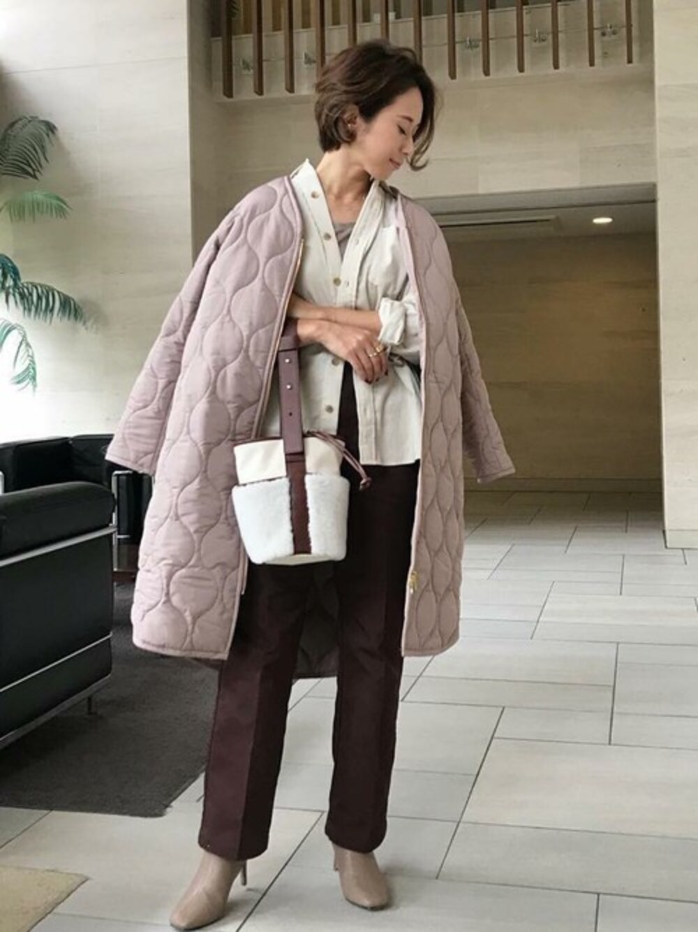 ベージュ系のミリタリージャケットを着用したレディースの秋コーディネートの1枚目の写真