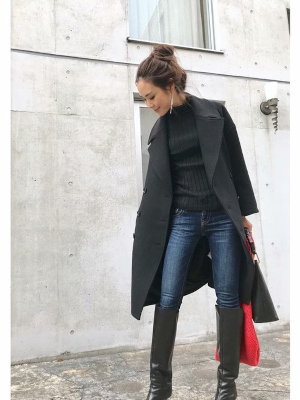 ブラック系のチェスターコートを着用したレディースの冬コーディネートの1枚目の写真