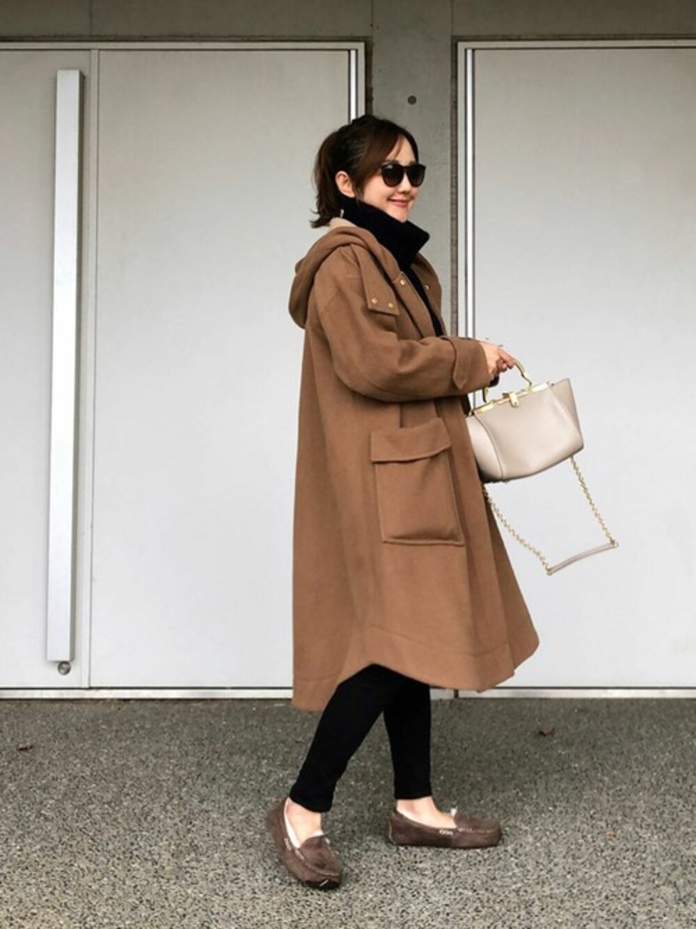 イエロー系のダウンジャケット/コートを着用したレディースの秋コーディネートの1枚目の写真