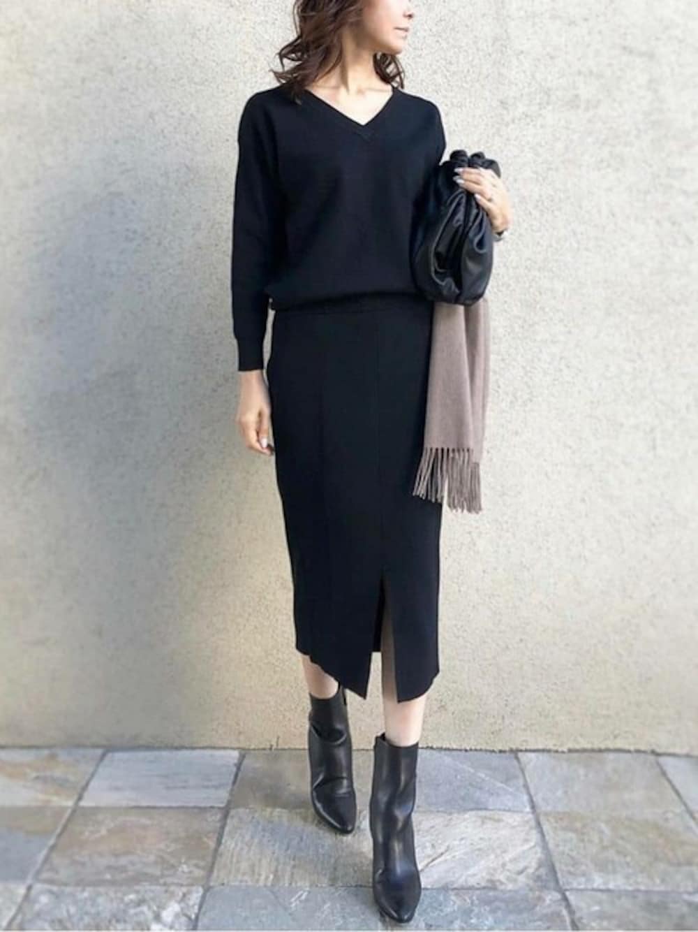 「きれいめコーディネート、冬コーデ、きれいめカジュアル、オトナカジュアル、オトナ女子、Emmataylor、stylebar」｜「Emma Taylorの【STYLEBAR】ミランリブニットセットアップ（ワンピース、ブラック系）」を使った、STYLEDOORさん（レディース・164cm）の冬コーディネートの1枚目の写真