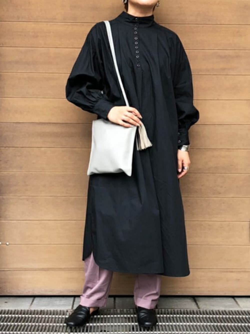 「シャツワンピース、２ＷＡＹ、ファッション、スタンドカラー、ootd、オトナカジュアル、オトナ女子、シエナ、stylebar、Ciena」｜「CIENAの【CIENA】前後2wayスタンドカラーシャツワンピース（シャツワンピース、ブラック系）」を使った、STYLEDOORさん（レディース・158cm）の秋コーディネートの1枚目の写真